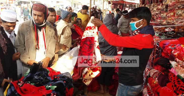 ইজতেমায় স্বল্প মূল্যে মিলছে কম্বল ও শীতের পোশাক