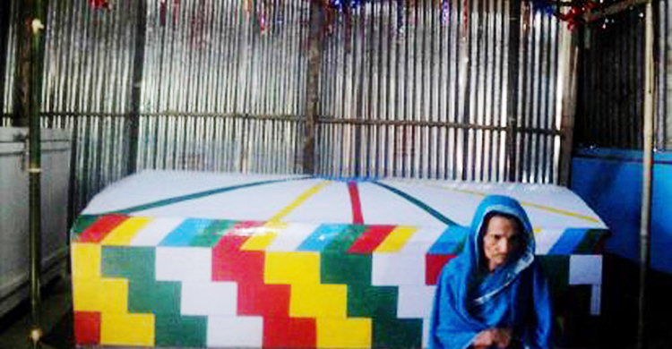 ১৭ বছর ধরে কবরে বসবাস করছেন জীবন্ত বৃদ্ধা