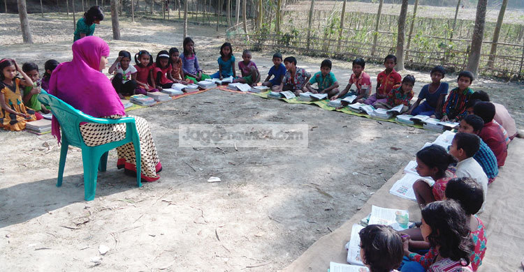 শ্রেণি কক্ষের অভাবে খোলা আকাশের নিচে পাঠদান