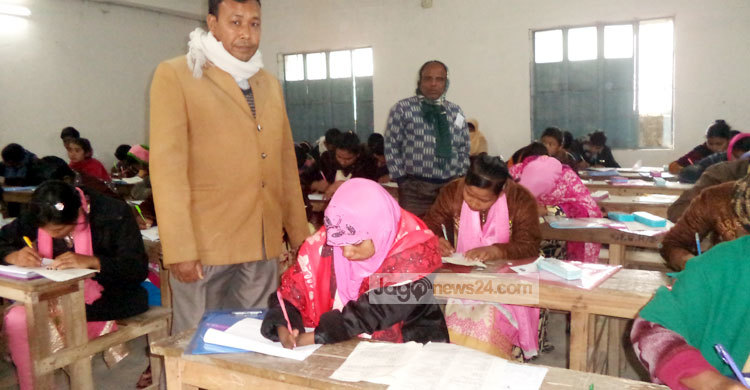 আঙুল নেই তবুও এসএসসি পরীক্ষা দিচ্ছে তানিয়া