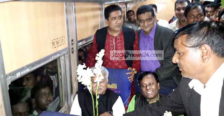 কুড়িগ্রাম-ঢাকা শাটল ট্রেন চালু : আনন্দের বন্যা