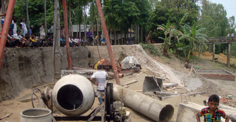 এলাকাবাসীর বিক্ষোভের মুখে পালাল প্রকৌশলী ও ঠিকাদার