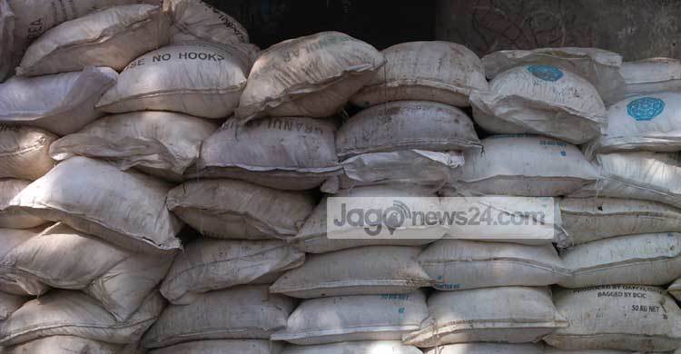 কুড়িগ্রামে জমাট বেঁধে পড়ে আছে ৪শ টন সার