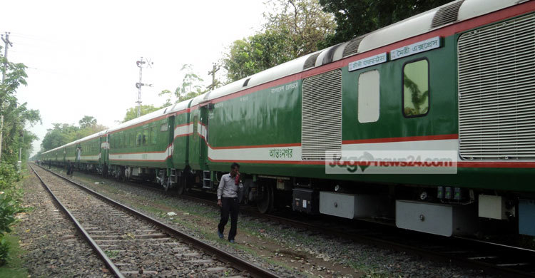 লাল কাপড়ে দেড় ঘণ্টা দাঁড়ানো মৈত্রী এক্সপ্রেস