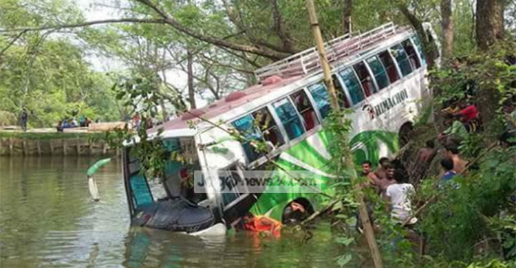 অটোরিকশা চালককে চাপা দিয়ে বাস খালে