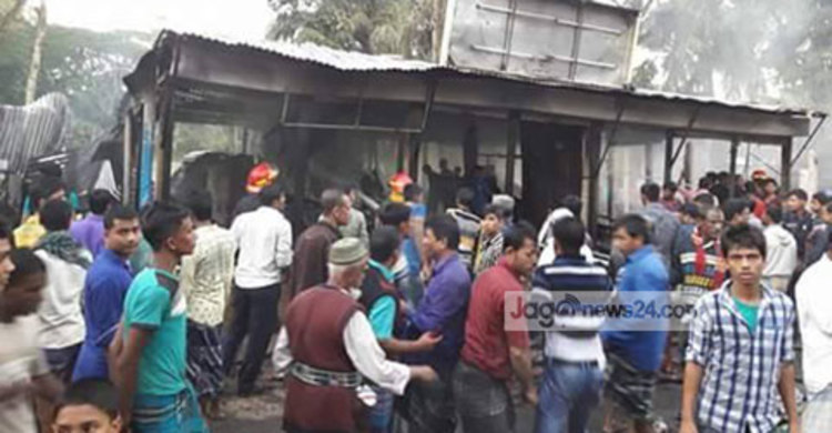 লক্ষ্মীপুরে ২৫ দোকান পুড়ে দেড়কোটি টাকার ক্ষতি