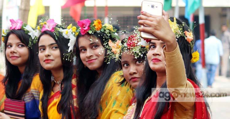 সেলফিহীন বসন্তও যেন বেমানান!