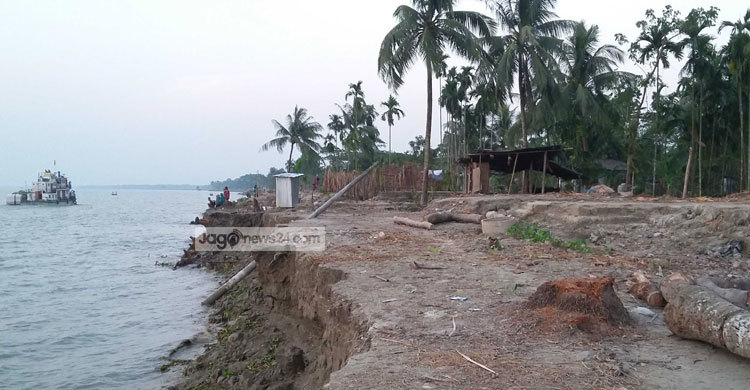 কমলনগরে ভাঙছে নদী, কাঁদছে মানুষ