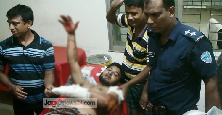 লক্ষ্মীপুরে আ.লীগ নেতাকে কুপিয়ে হত্যার চেষ্টা