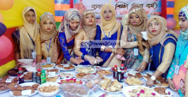 রায়পুরে শিক্ষার্থীদের পিঠা উৎসব