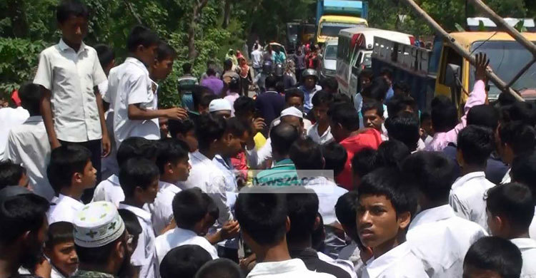 শিক্ষককে মারধর, প্রতিবাদে সড়ক অবরোধ