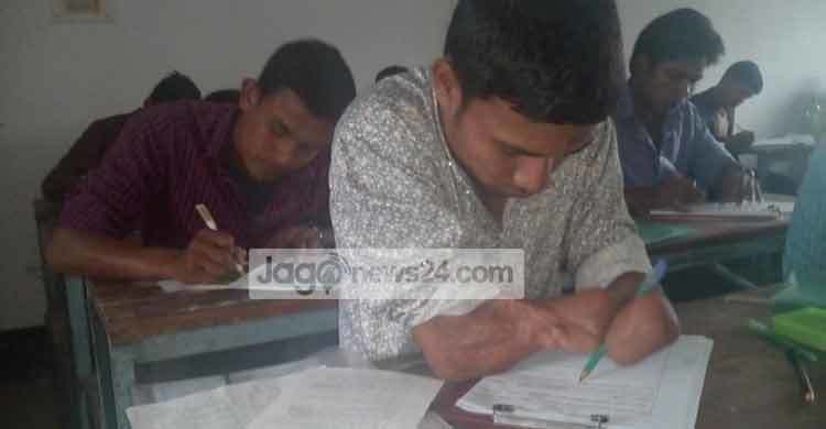 কব্জি দিয়ে লিখেই এইচএসসি পাসের স্বপ্ন ছেলেটির