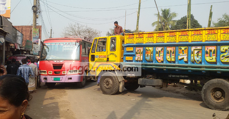 লালমনিরহাটে মোটর শ্রমিকদের মহাসড়ক অবরোধ