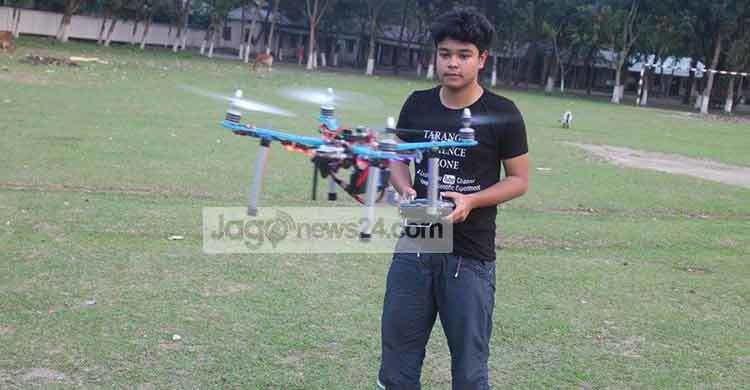 ড্রোন তৈরি করলেন নবম শ্রেণির ছাত্র