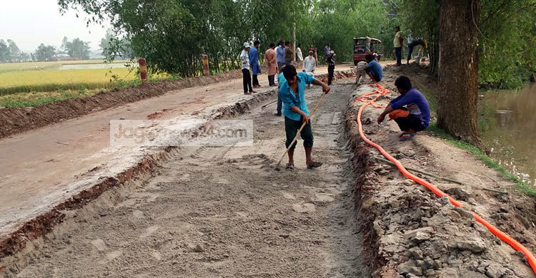 রাস্তা সংস্কারের দাবিতে লালমনিরহাটে পরিবহন ধর্মঘট চলছে