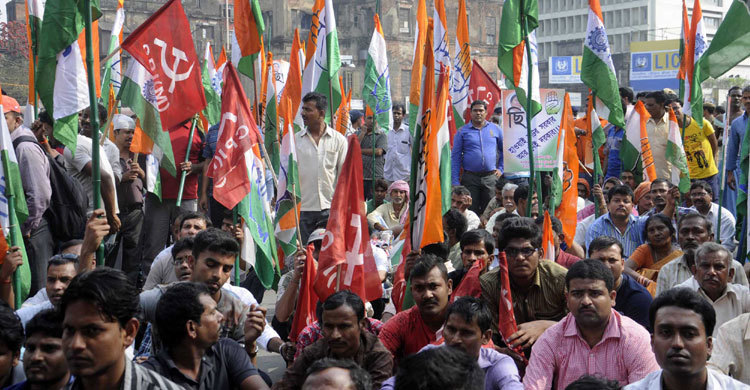 রাস্তা অবরুদ্ধ, ছেলেকে বাঁচাতে পারলেন না বাবা