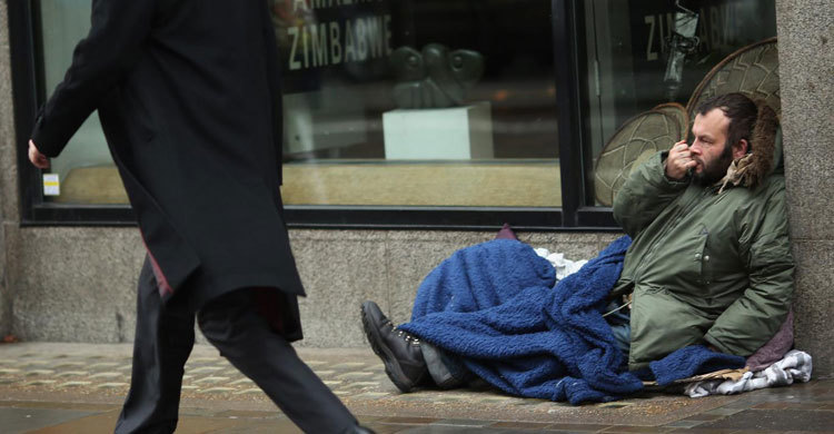 লন্ডনে শীত থেকে বাঁচতে গৃহহীনদের জন্য জরুরি আশ্রয়কেন্দ্র