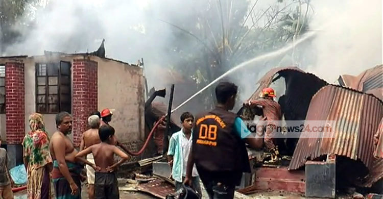 মাদারীপুরে ৩০টি বাড়িতে ভাঙচুর ও অগ্নিসংযোগ