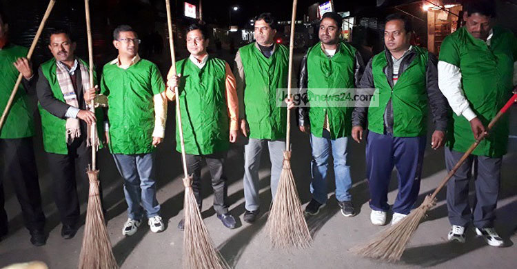 ঝাড়ু হাতে রাস্তায় নামলেন মেয়র