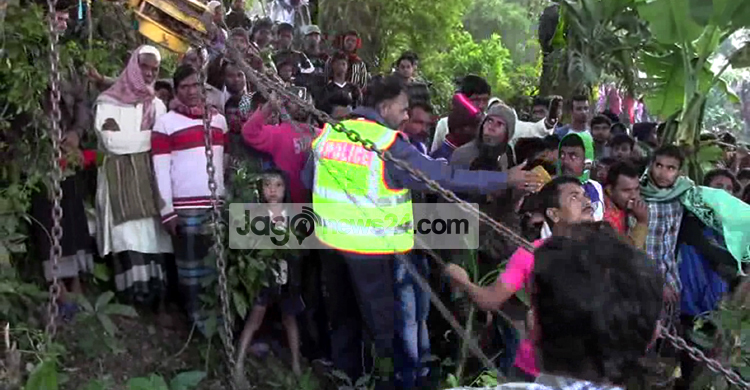 মাদারীপুরে বাস উল্টে খাদে : নিহত ২, নিখোঁজ ৮