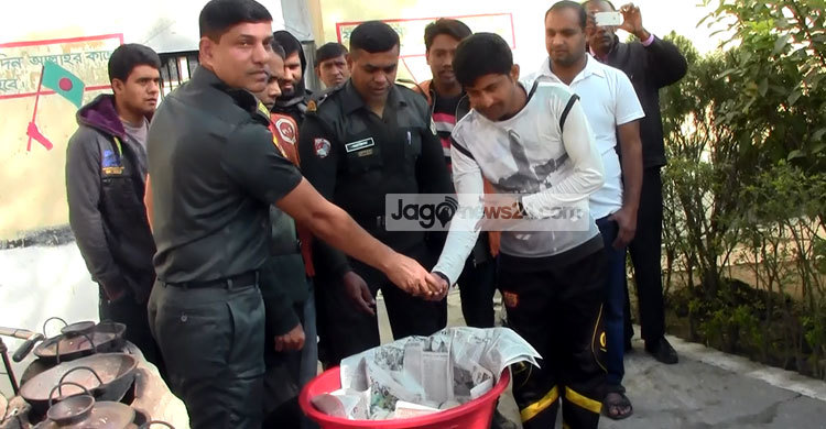 মাদারীপুরে কয়েদিদের মাঝে শীতের পিঠা বিতরণ