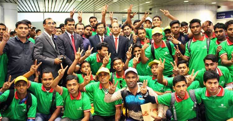 কাজ শুরুর আগে দোয়া চান বাংলাদেশি শ্রমিকরা