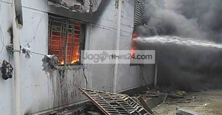 সিলিন্ডার বিস্ফোরণে ফার্নিচারের গোডাউনে আগুন