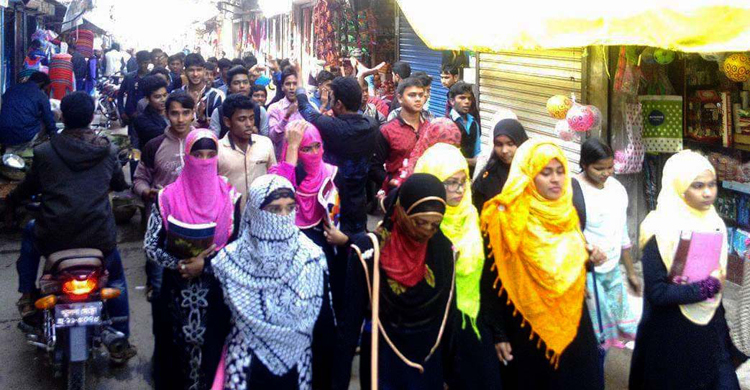 মঠবাড়িয়ায় ফরম পূরণ না হওয়ায় শিক্ষার্থীদের বিক্ষোভ