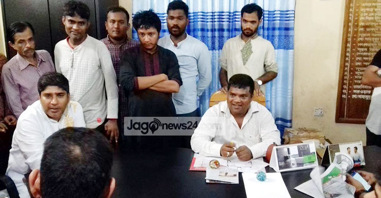 মেয়রের চেয়ার নিয়ে কাড়াকাড়ি