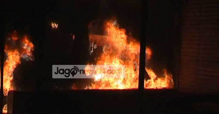 মেহেরপুরে মাইক্রোবাস ও দোকানে অাগুন