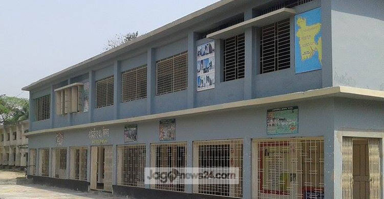 মির্জাপুরের একটি স্কুলে জুতা নিষিদ্ধ