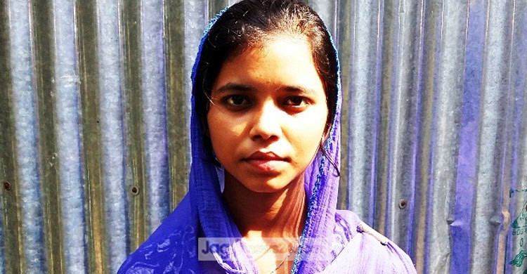 পড়ালেখা বন্ধ হয়ে যাওয়ার আশঙ্কায় রূপা!