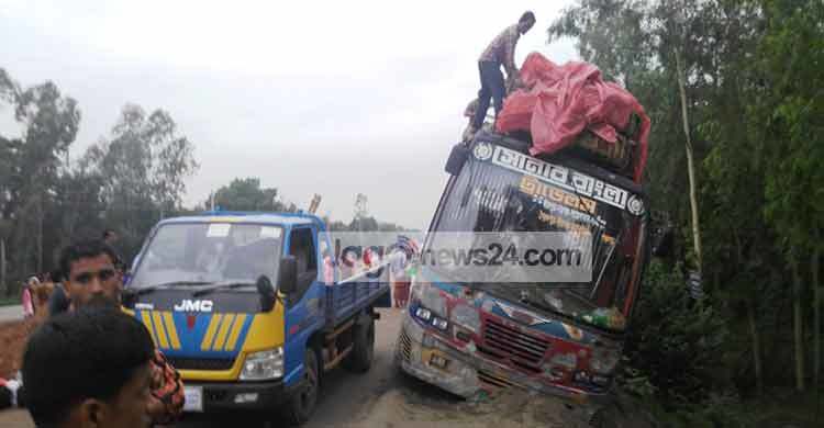 মির্জাপুরে প্রাণে বাঁচলেন অর্ধশতাধিক যাত্রী