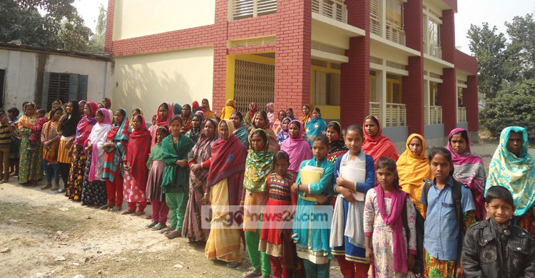 প্রধান শিক্ষককে বিদ্যালয়ে ঢুকতে দেয়নি শিক্ষার্থীরা