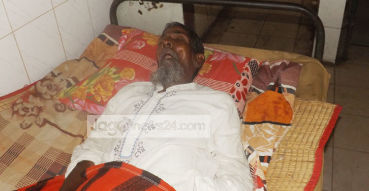 ১৫ লাখ দিয়েও ছেলের চাকরি হয়নি শুনে অজ্ঞান বাবা