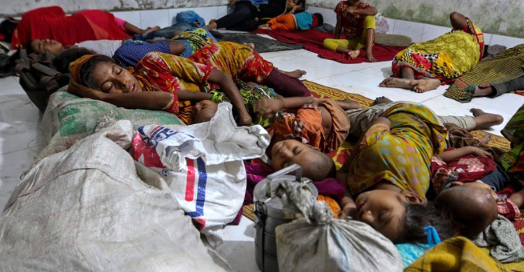 300,000 evacuated as cyclone nears Bangladesh