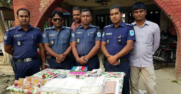 মুন্সিগঞ্জে বিপুল পরিমাণ টেঁটা ও সিলমোহর উদ্ধার