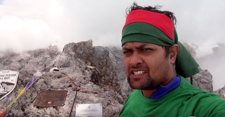 Bangladeshi Musa Ibrahim hoists national flag on Mount Carstensz 