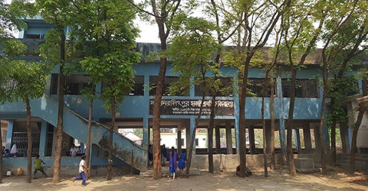 শ্রেণিকক্ষ থাকলেও ক্লাস করতে পারছে না শিক্ষার্থীরা