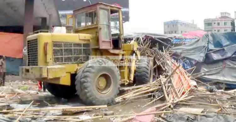বুড়িগঙ্গার তীরে অবৈধ স্থাপনা উচ্ছেদ