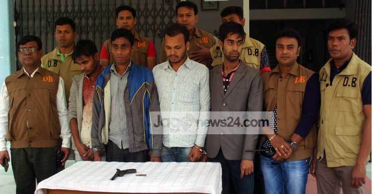 প্রেমিকার বাবাকে ফাঁসাতে বাড়িতে পিস্তল, আটক ৪