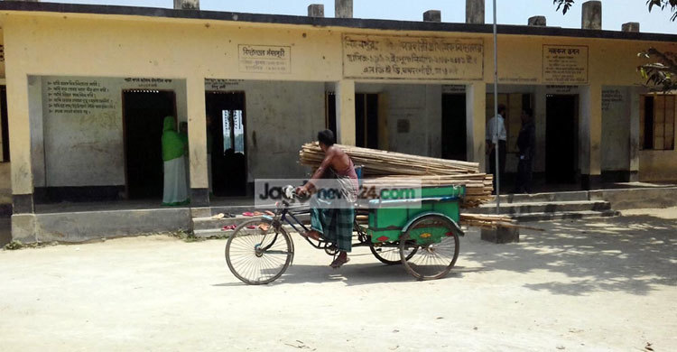 স্কুলের জায়গা দখল করে ক্লাব ঘর নির্মাণ