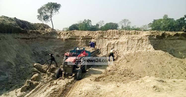 বালু উত্তোলনে কৃষি জমি হুমকির মুখে