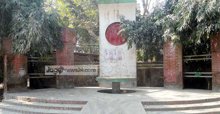 শহীদ মিনারে হাঁস-মুরগির হাট : সন্ধ্যায় মাদকের আসর