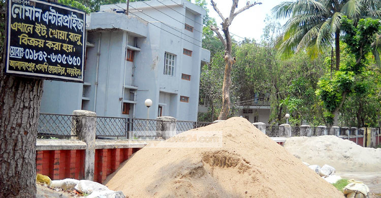 পুলিশ সুপারের বাসভবনের সড়ক দখল করে ব্যবসা