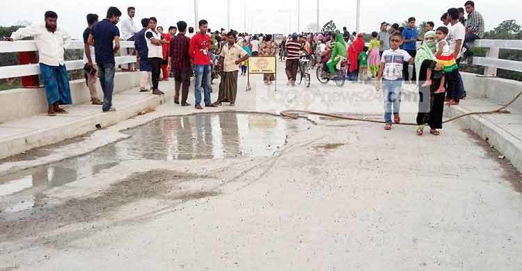সংস্কার করা হচ্ছে ফাটল ধরা সেই সেতু