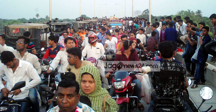 বৈশাখে চিত্রা সেতুতে দর্শনার্থীদের উপচে পড়া ভিড়