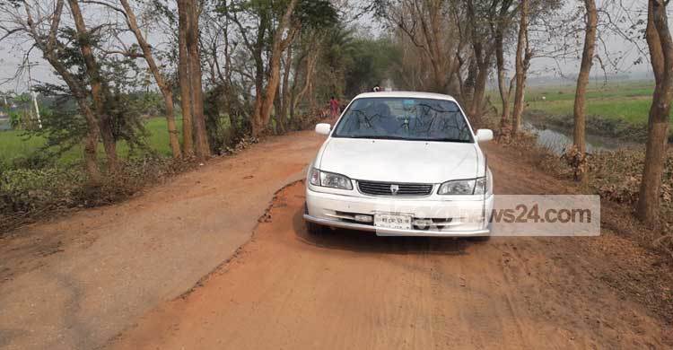 গাড়ি চলে হেলেদুলে