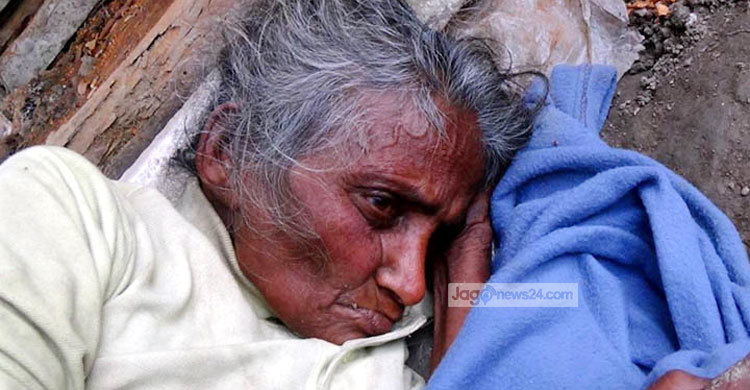 বাঁচানো গেলো না রাস্তার পাশে পড়ে থাকা অসহায় মানুষটিকে