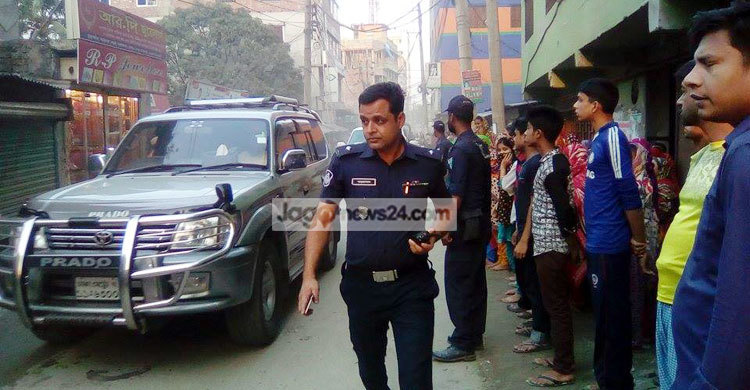 শিল্পমন্ত্রীর গাড়ির সামনে শ্রমিকদের বিক্ষোভ